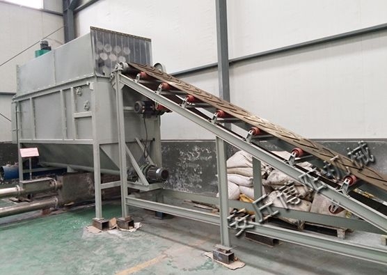 104石灰粉自動拆袋機現(xiàn)場