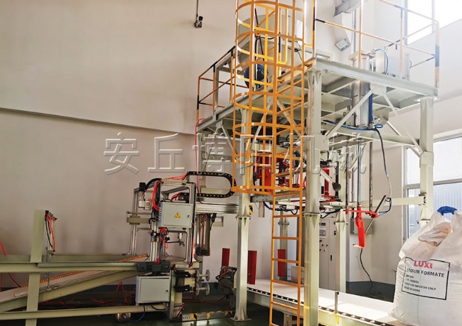 小蘇打全自動噸袋包裝機、連續(xù)噸包包裝稱現(xiàn)場