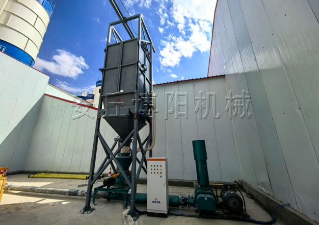 水泥噸袋拆包機(jī)的優(yōu)勢(shì)有哪些？