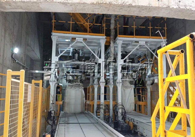 噸袋包裝機(jī)設(shè)備特點(diǎn)介紹  氧化鋁噸袋稱(chēng)重包裝稱(chēng)