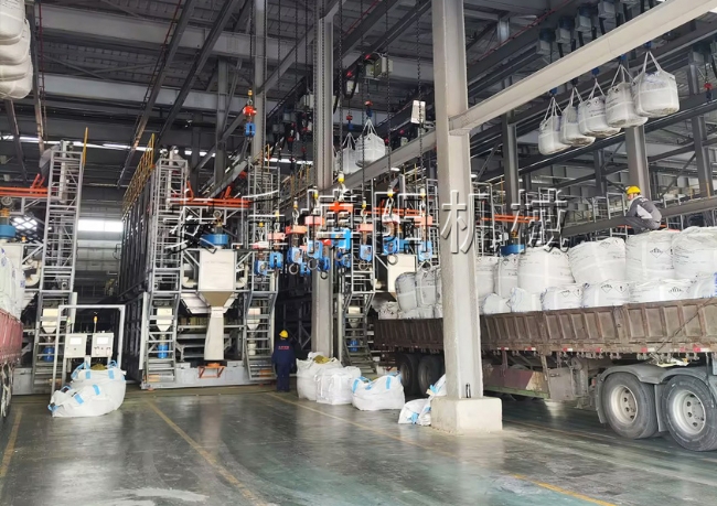 硫酸鎳全自動噸袋破袋機(jī)  山東智能噸袋拆包機(jī)案例